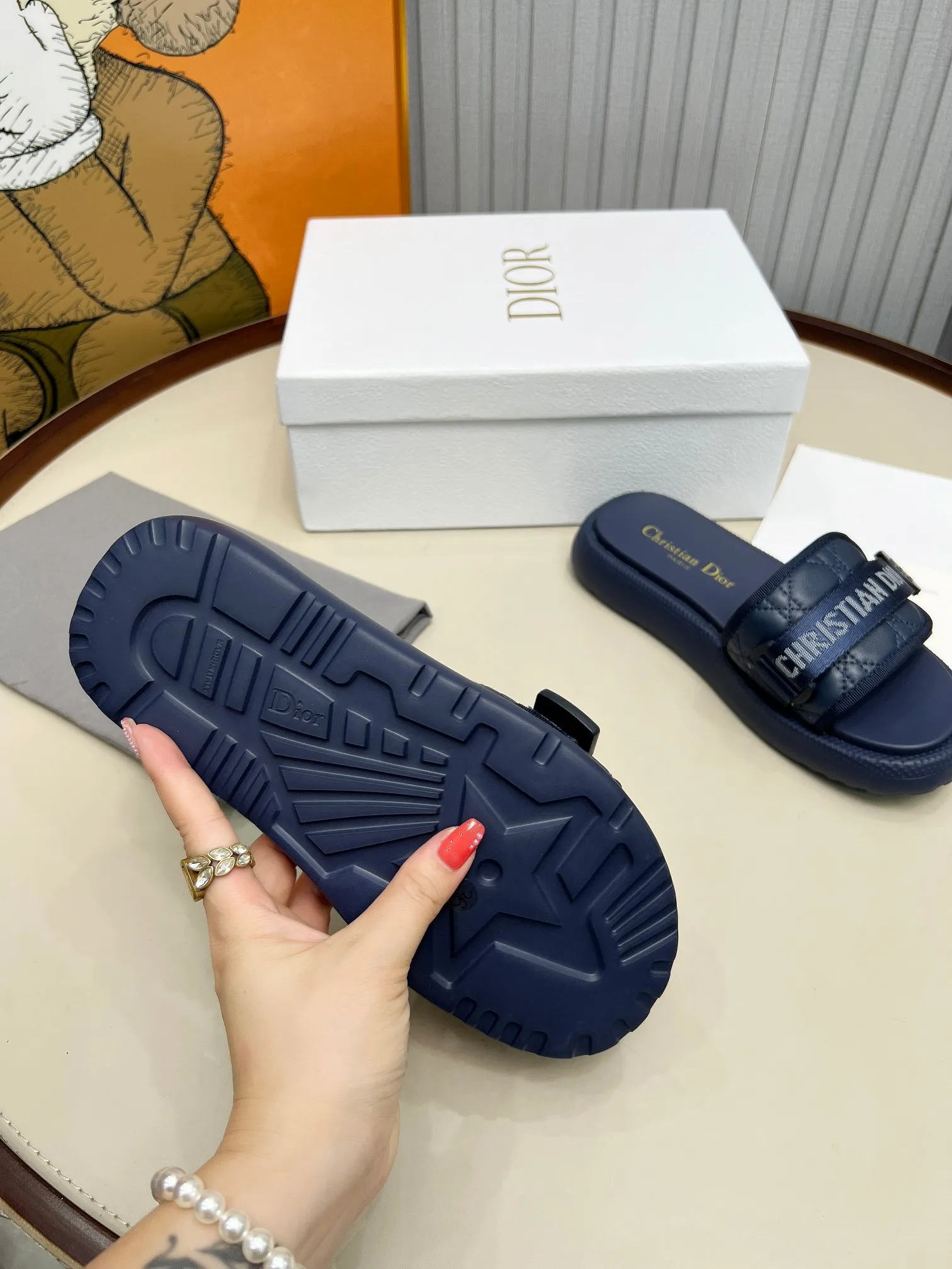👟👟Ex-factory price 420👟👟 Dior Dior high version slippers, 👏👏2025 new classic model 🔥purchasing level qualityhot-selling thick-soled slippers in foreign counters💋———————————— Upper➕Inner: Original customized special electric embroidery material, Sole: Original mold 1.1 (lightweight) Bottom thickness: heel 5cm, forefoot 3cm, size 35-40 (with full set of packaging, cloth bag handbag, card instructions). You are welcome to place an order in advance, first come first served. Win-win cooperation.